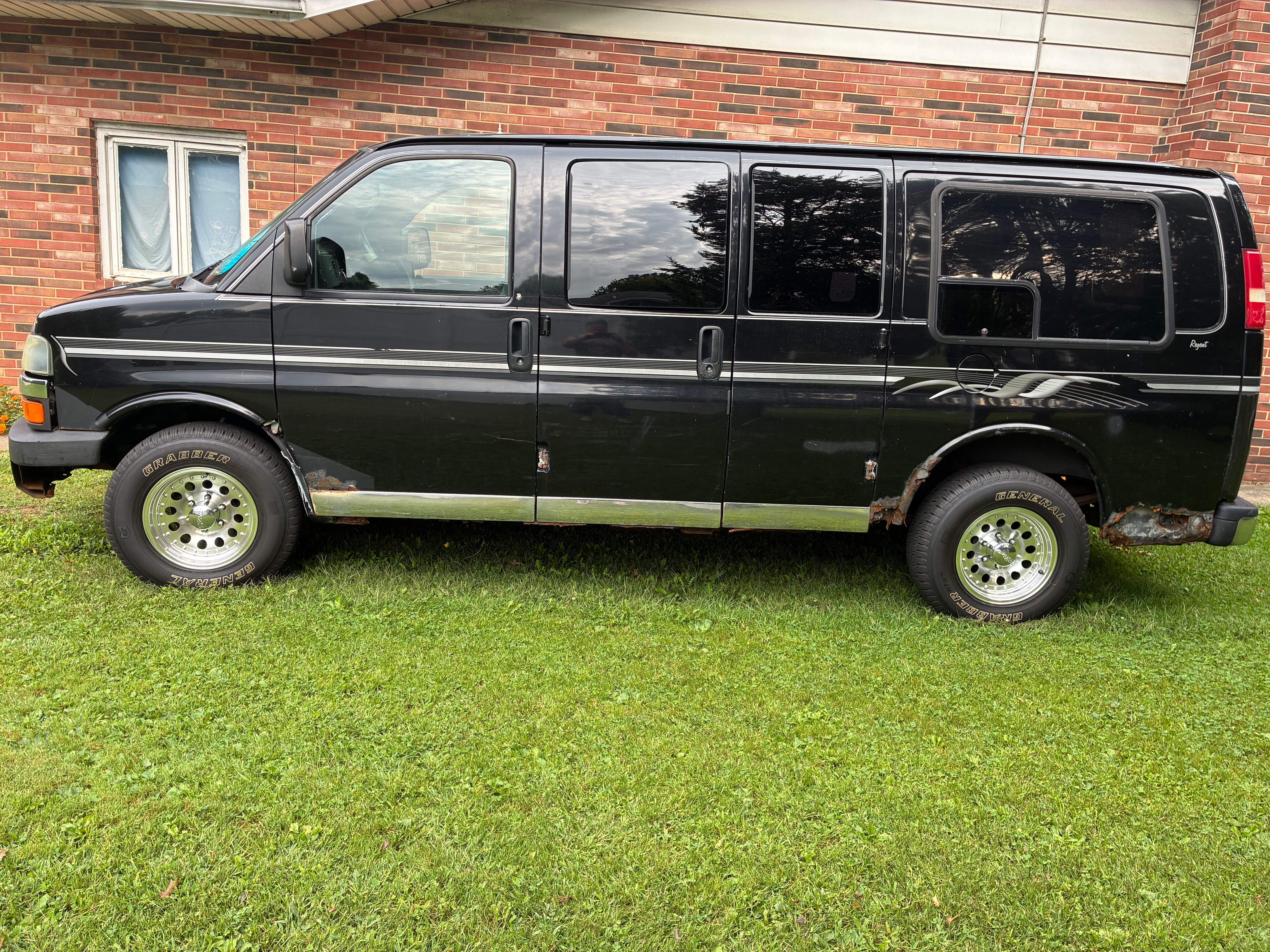Used 2003 Chevrolet Express 1500 w/ Preferred Equipment Group 4 RWD image 1