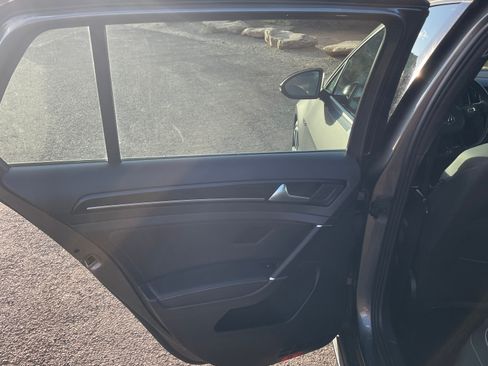 Used 2019 Volkswagen Golf 4-Door image 25