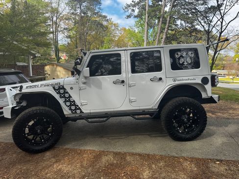 Used 2015 Jeep Wrangler Unlimited Sahara w/ Connectivity Group image 17