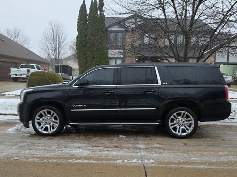 Used 2016 GMC Yukon XL SLT w/ Premium Edition image 4