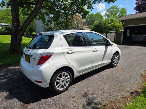 Used 2012 Toyota Yaris LE FWD image 4