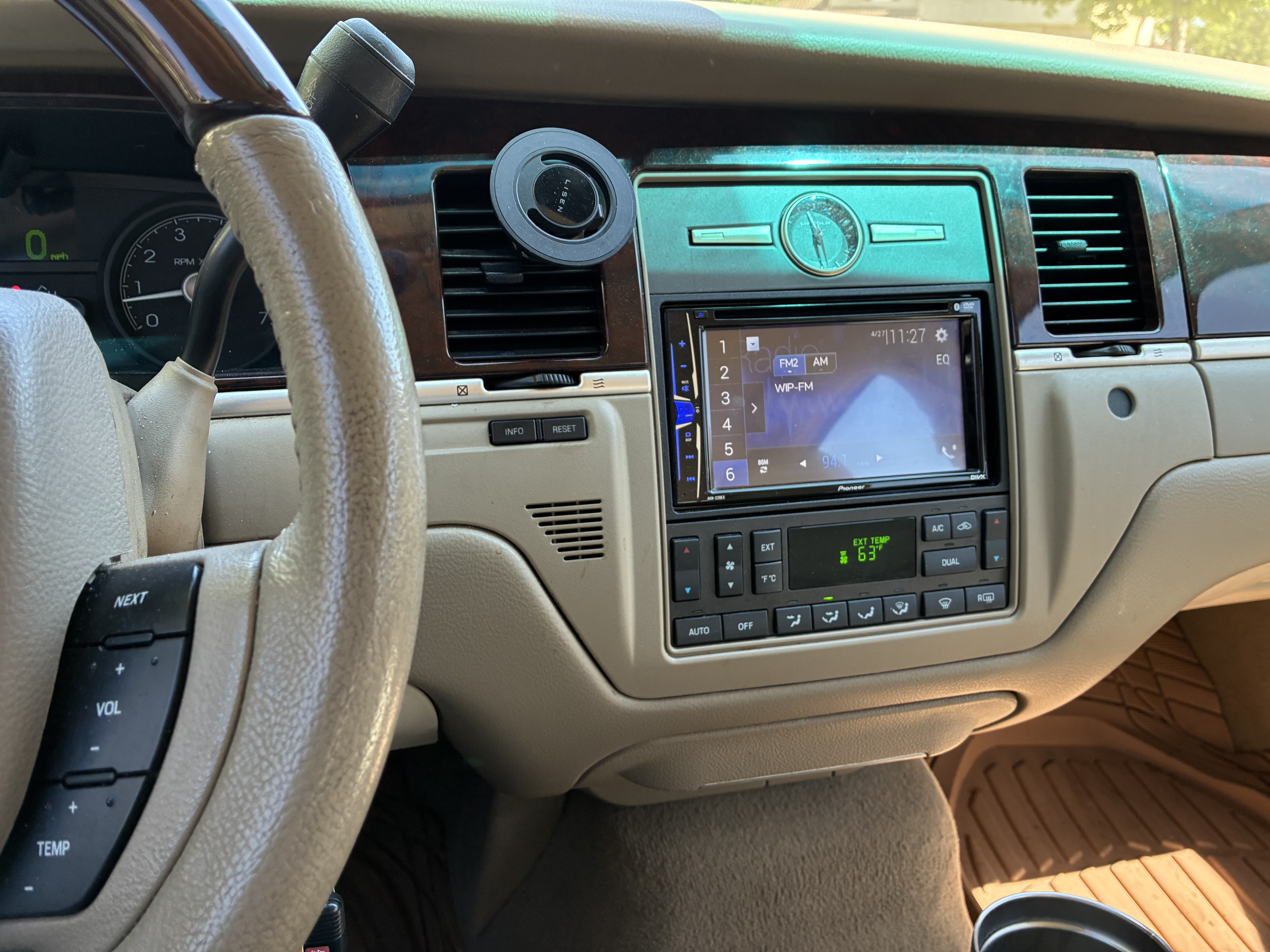 Used 2009 Lincoln Town Car Signature Limited RWD image 10