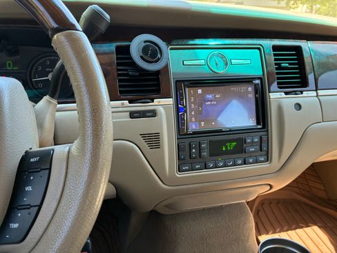 Used 2009 Lincoln Town Car Signature Limited RWD image 10