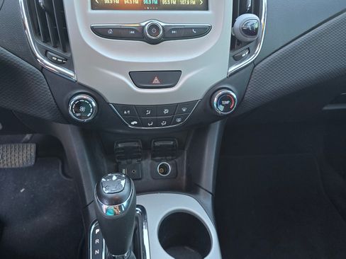 Used 2018 Chevrolet Cruze LS image 8