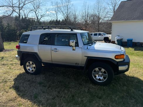 Used 2007 Toyota FJ Cruiser Sport Utility 2D image 5