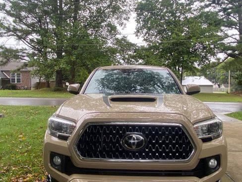 Used 2019 Toyota Tacoma TRD Sport w/ Technology Package image 17