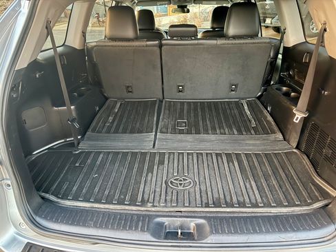 Used 2018 Toyota Highlander Plus w/ Carpet Mat Package (TMS) image 8
