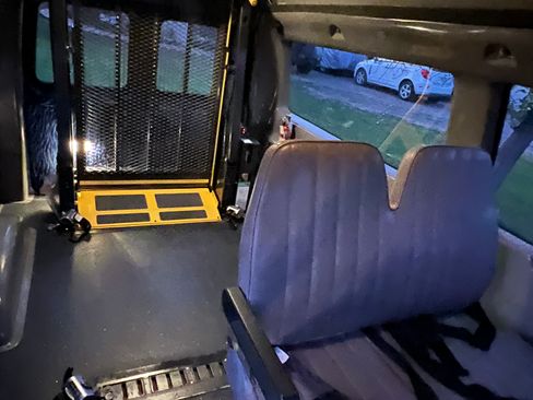 Used 2001 Ford E-250 and Econoline 250 RWD image 4