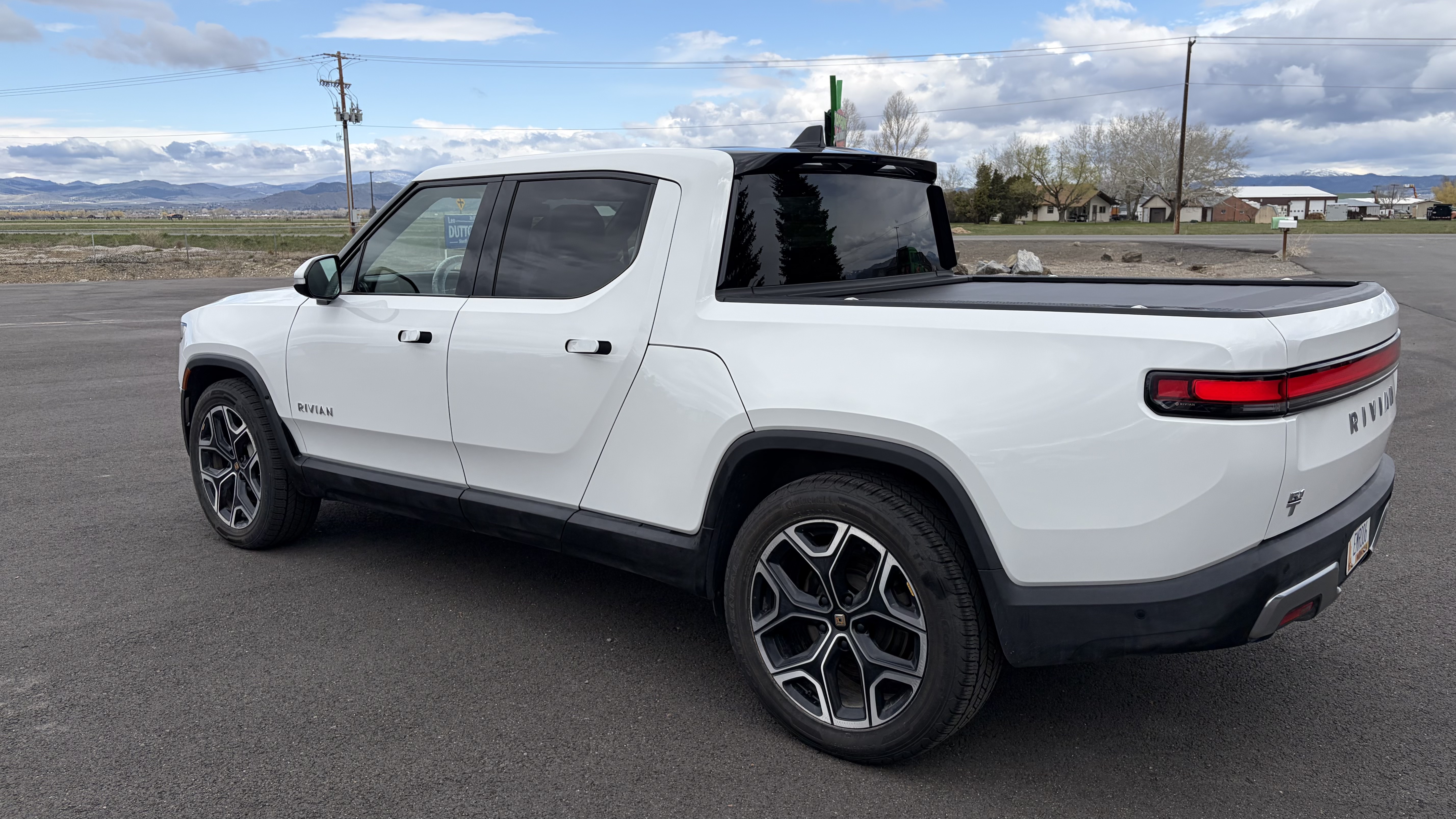 Used 2024 Rivian R1T Adventure Dual AWD/4WD image 2