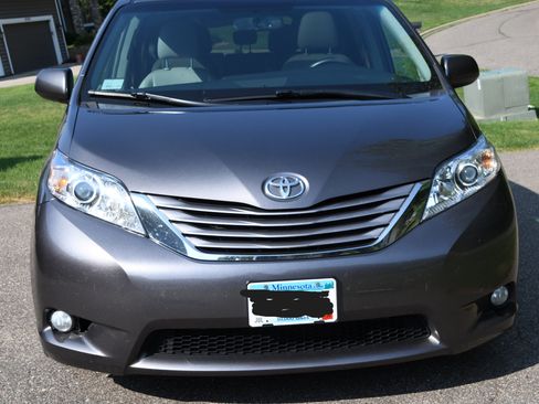 Used 2015 Toyota Sienna XLE FWD image 4