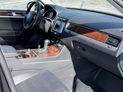 Used 2014 Volkswagen Touareg VR6 image 19