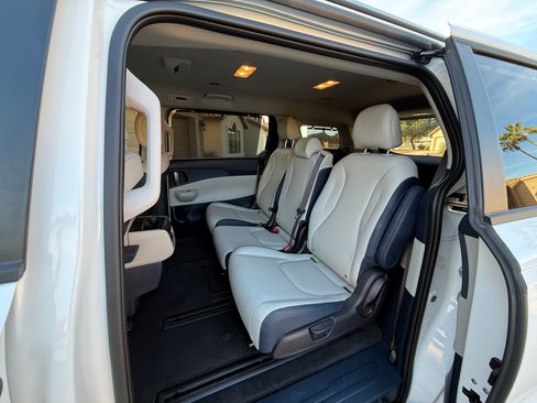 Used 2026 Kia Carnival EX image 6