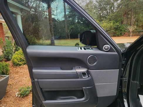 Used 2020 Land Rover Range Rover Sport SE image 11