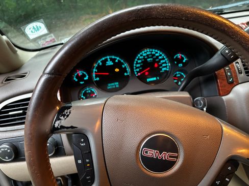 Used 2008 GMC Yukon XL 2500 SLT w/ SLT Preferred Equipment Group AWD/4WD image 10