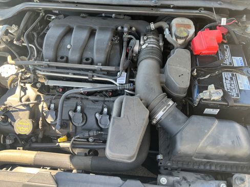 Used 2019 Ford Taurus Limited image 9