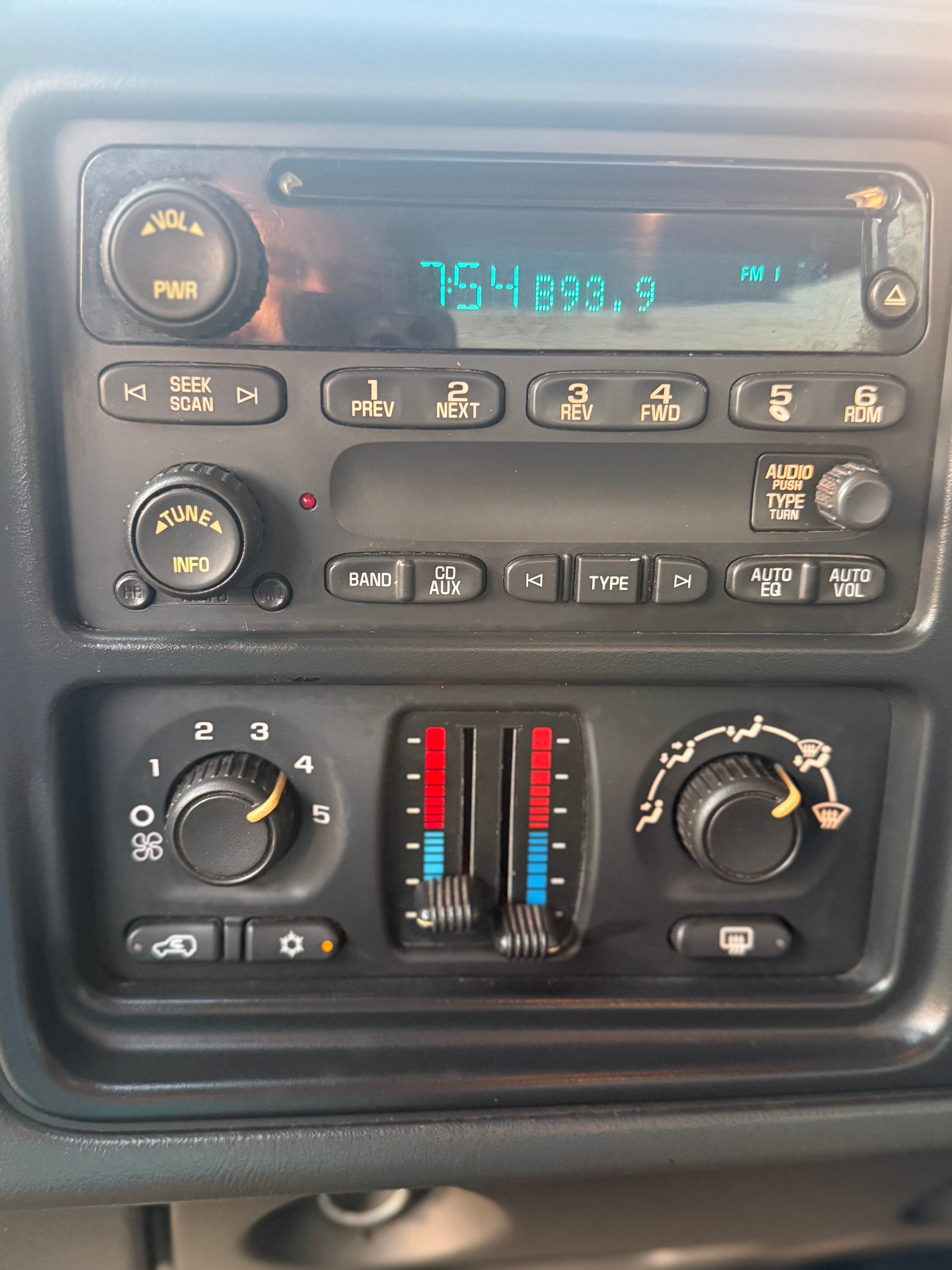Used 2006 Chevrolet Silverado 2500 LT w/ Heavy-Duty Power Package AWD/4WD image 11