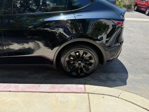 Used 2023 Tesla Model Y Long Range AWD/4WD image 2
