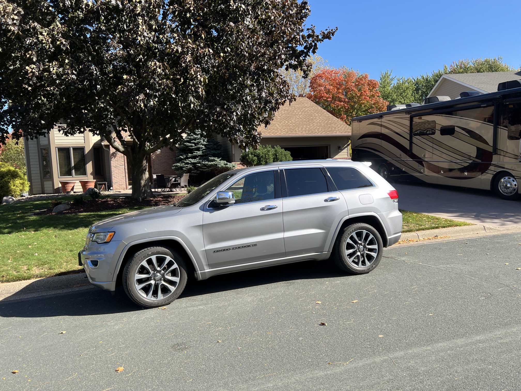Used 2018 Jeep Grand Cherokee Overland AWD/4WD image 1