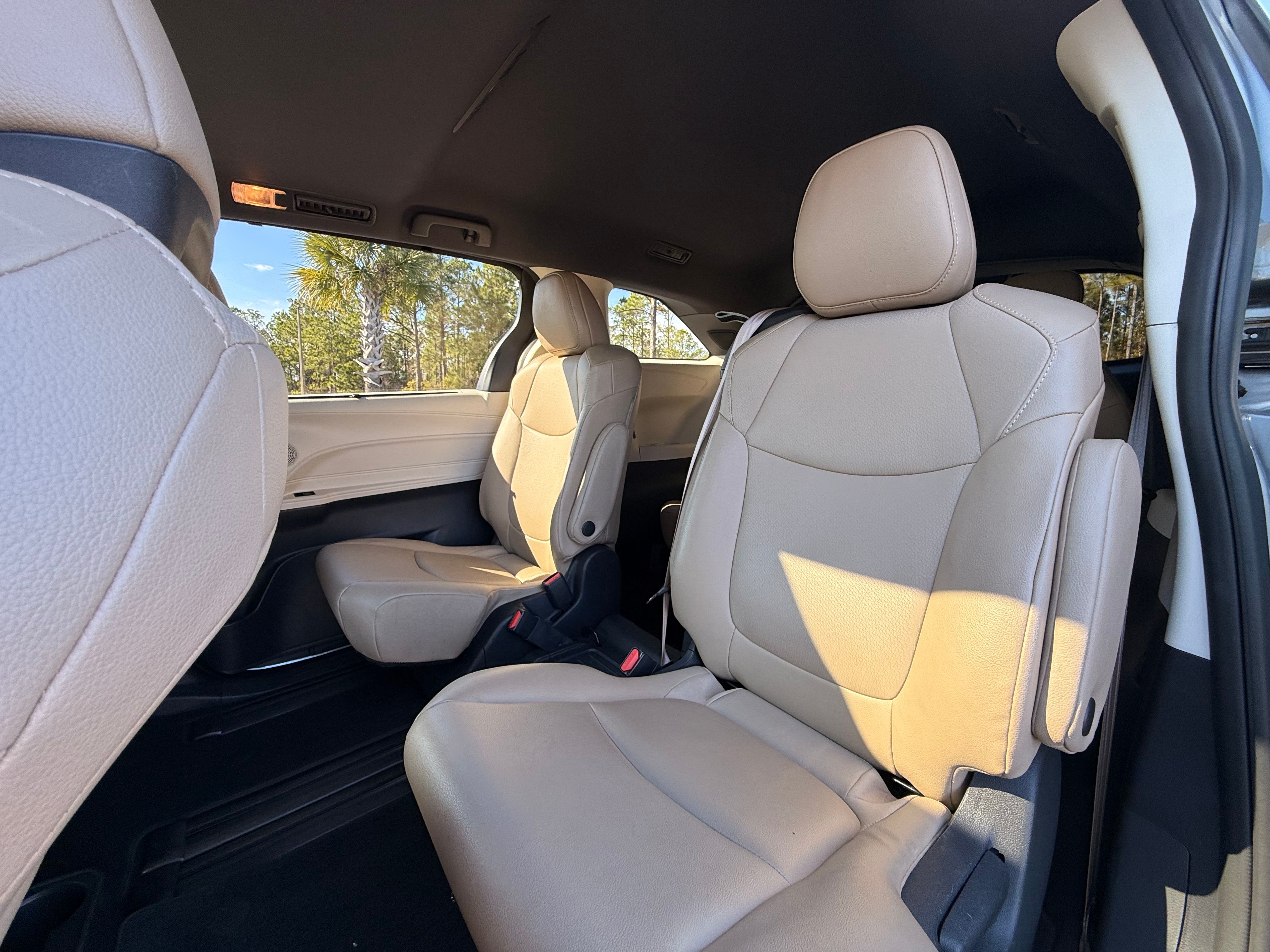 Used 2021 Toyota Sienna XLE w/ XLE Plus Package FWD image 11