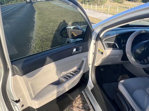 Used 2017 Hyundai Sonata SE FWD image 2