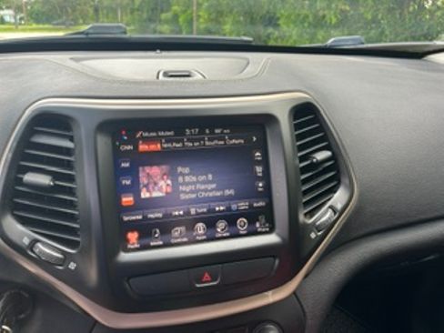 Used 2016 Jeep Cherokee Latitude w/ Cold Weather Group FWD image 20