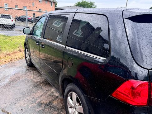 Used 2010 Volkswagen Routan SE FWD image 2