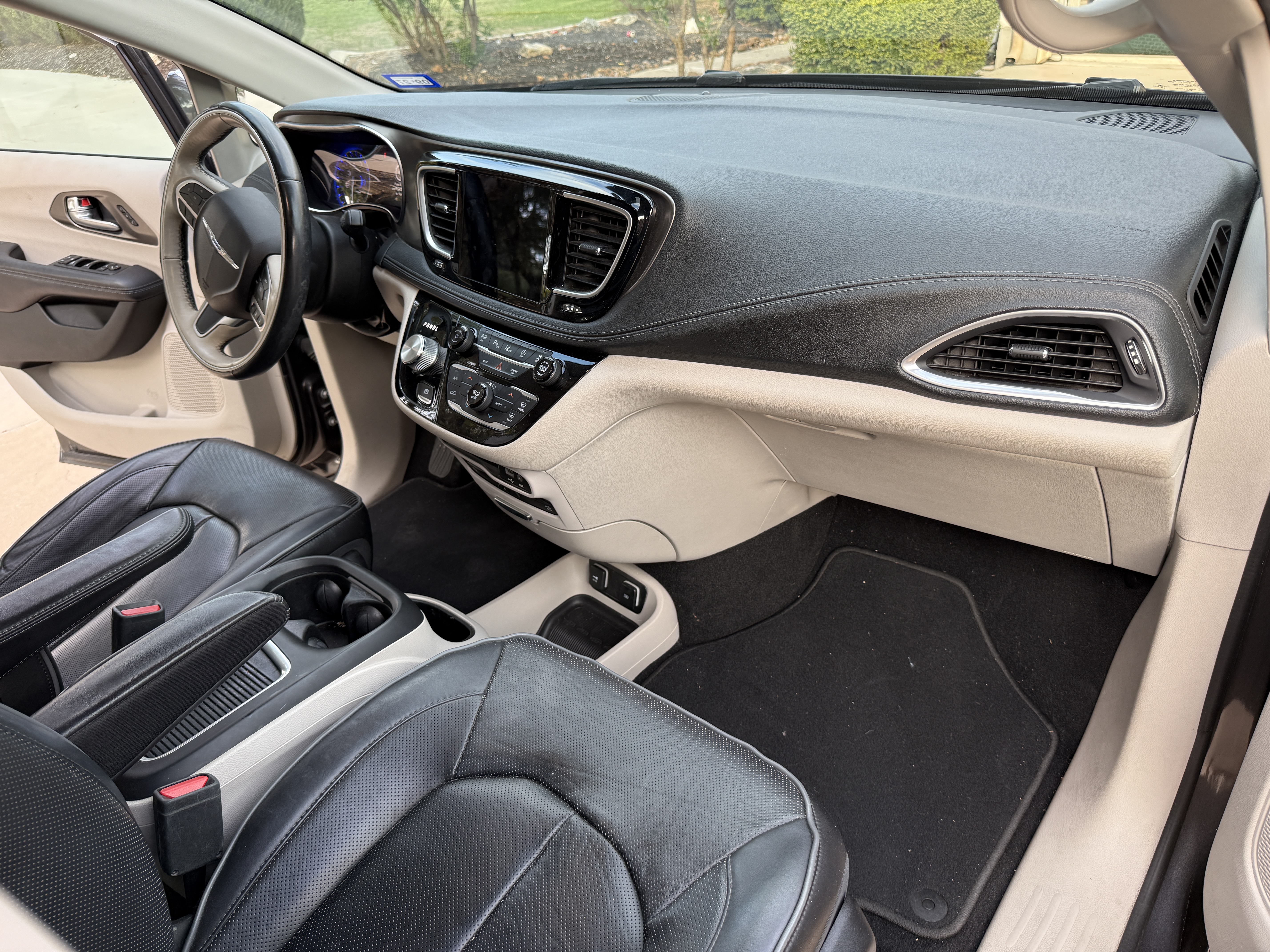 Used 2018 Chrysler Pacifica Limited w/ Tire & Wheel Group FWD image 8