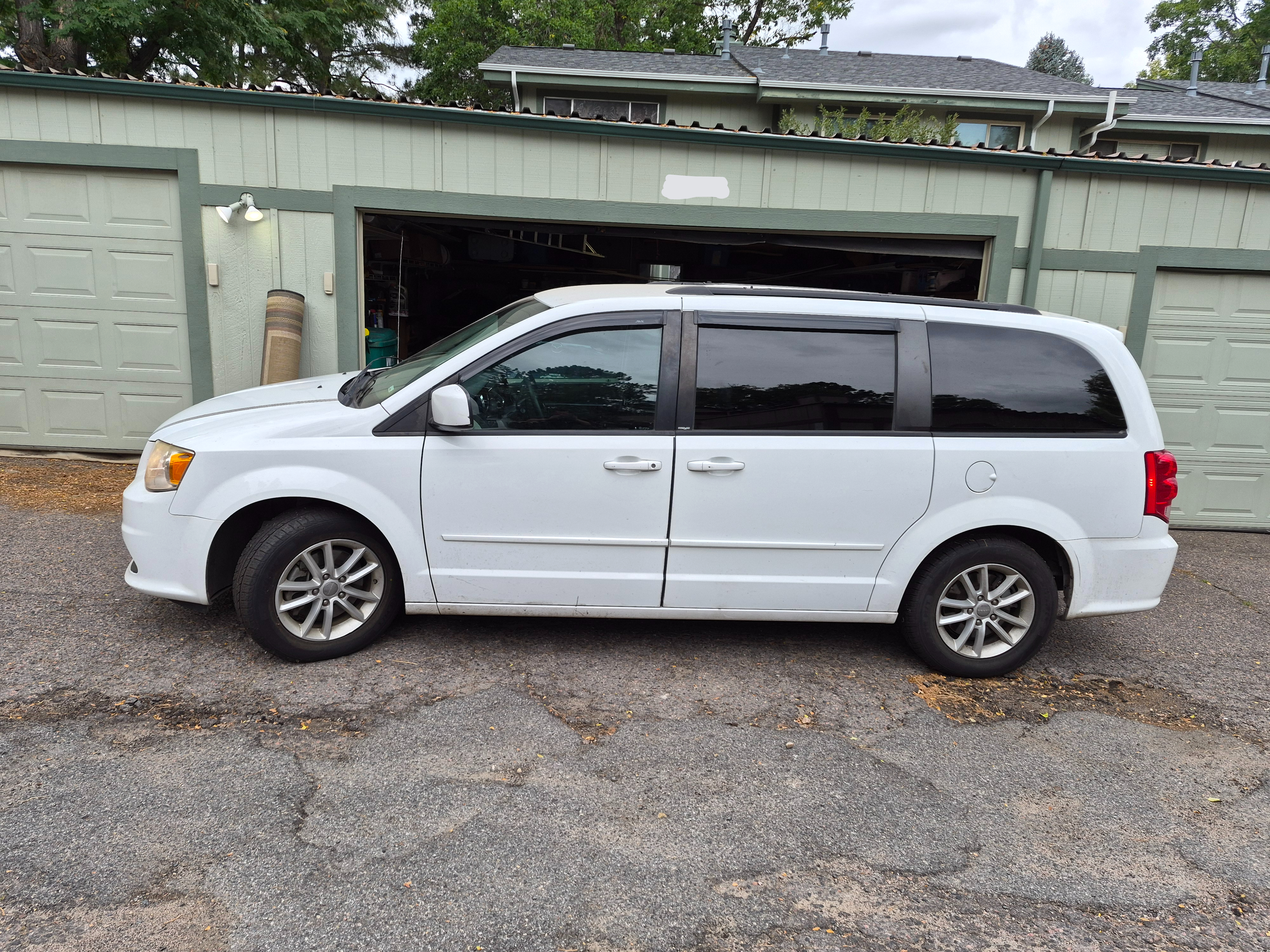Used 2014 Dodge Grand Caravan SXT FWD image 2