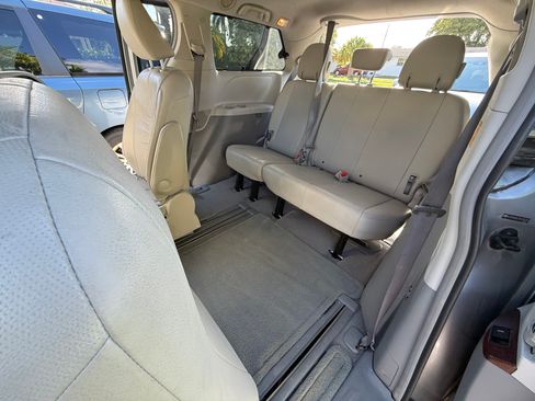 Used 2011 Toyota Sienna XLE FWD image 10