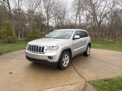 Used 2011 Jeep Grand Cherokee Laredo image 2