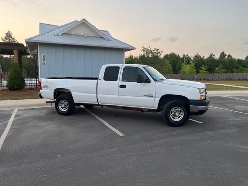 Used 2006 Chevrolet Silverado 2500 LT w/ Heavy-Duty Power Package AWD/4WD image 4
