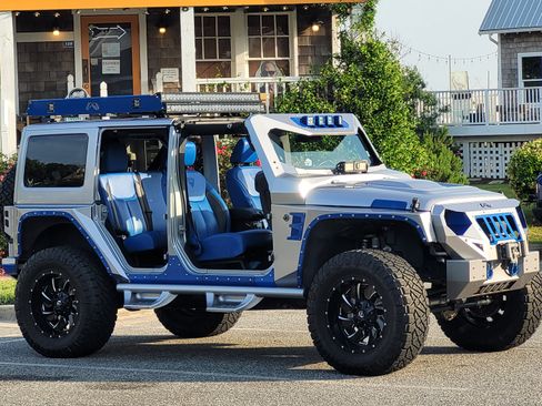 Used 2015 Jeep Wrangler Unlimited Rubicon w/ Connectivity Group image 4