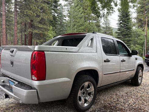 Used 2011 Cadillac Escalade EXT Premium AWD/4WD image 4