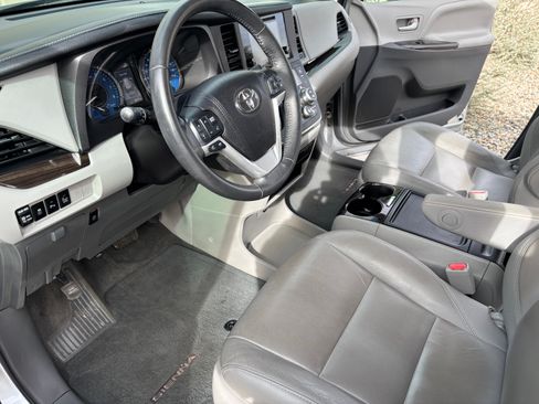 Used 2017 Toyota Sienna XLE Premium image 6