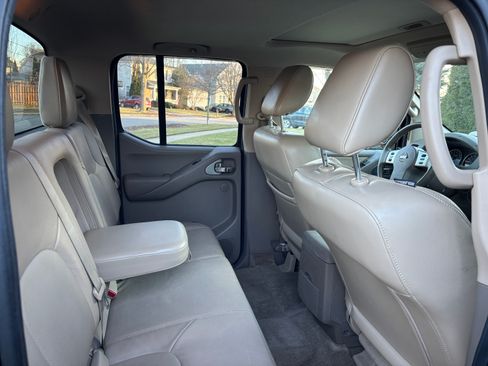 Used 2012 Nissan Frontier SL w/ Moonroof Pkg image 15