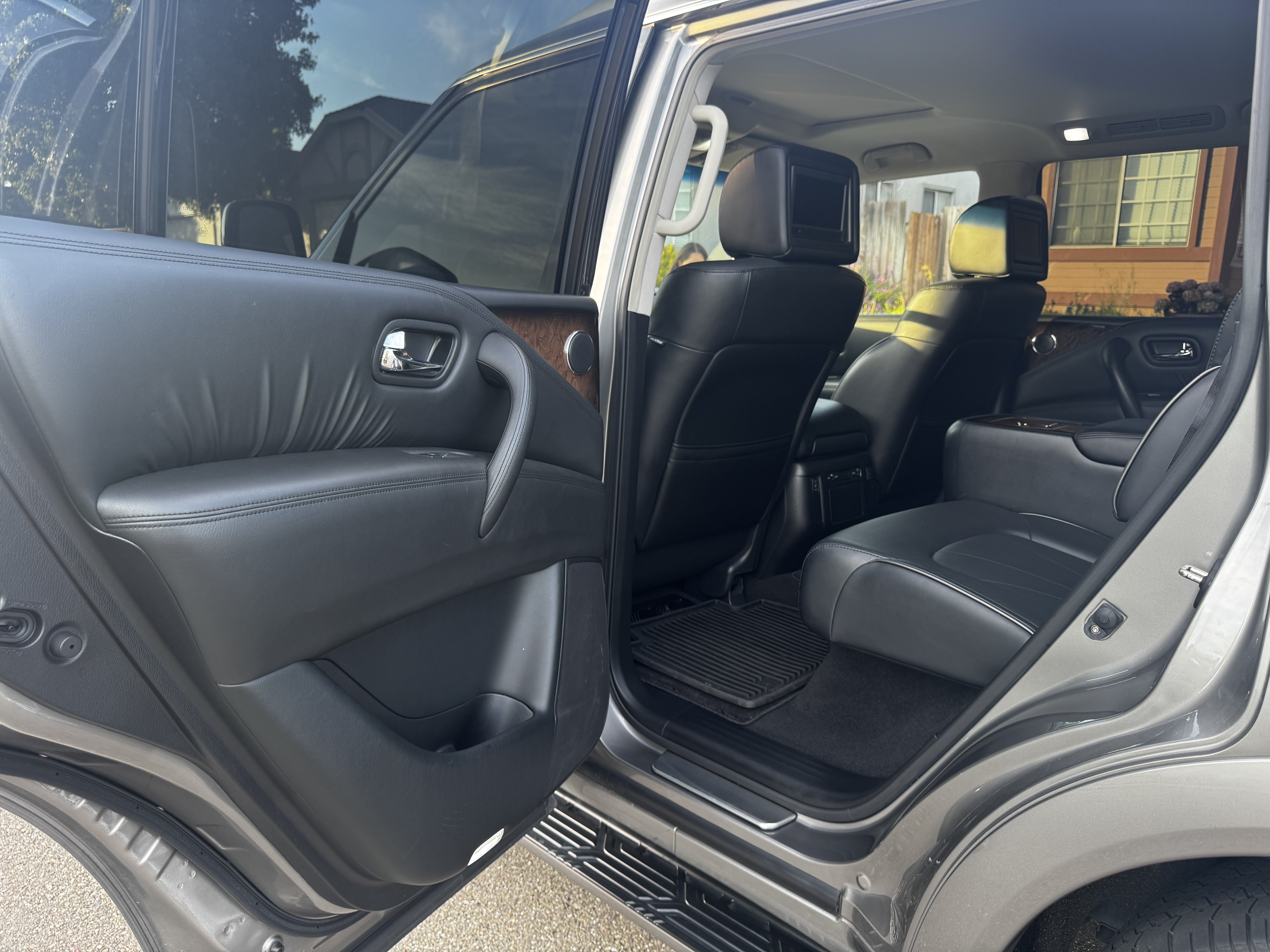 Used 2013 INFINITI QX56 4WD w/ Deluxe Touring Pkg image 21