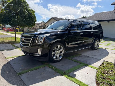 Used 2016 Cadillac Escalade ESV Luxury image 2