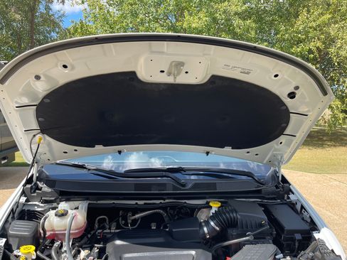 Used 2022 Chrysler Voyager LX FWD image 13