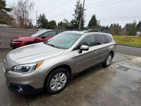 Used 2017 Subaru Outback 2.5i Premium image 12