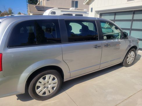 Used 2019 Dodge Grand Caravan SE w/ UConnect Hands-Free Group image 2