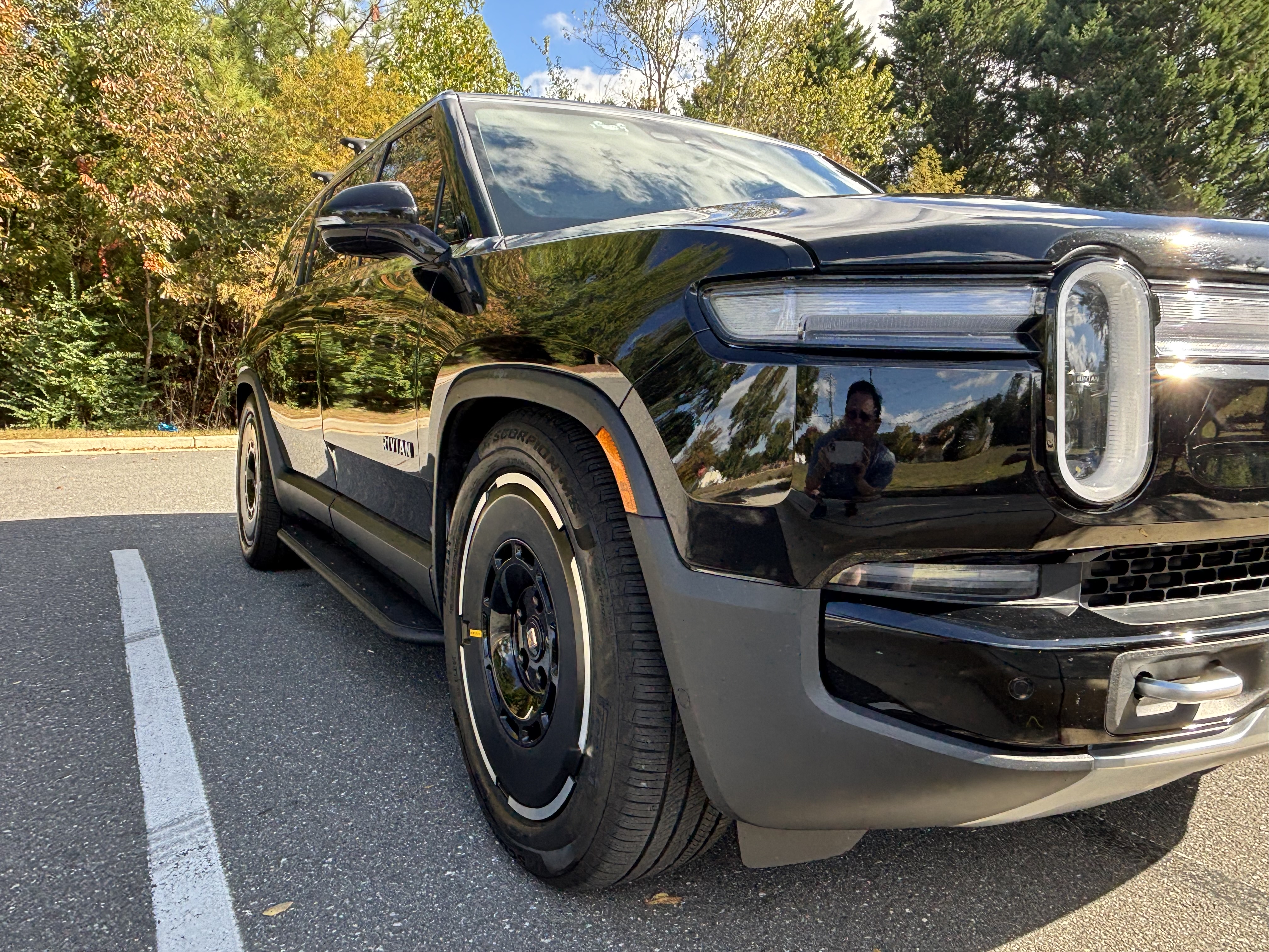 Used 2025 Rivian R1S Adventure Dual AWD/4WD image 4