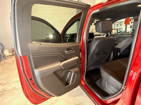 Used 2024 Chevrolet Colorado LT w/ LT Convenience Package III image 10