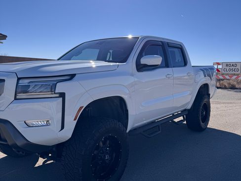 Used 2022 Nissan Frontier SV w/ SV Premium Package image 5