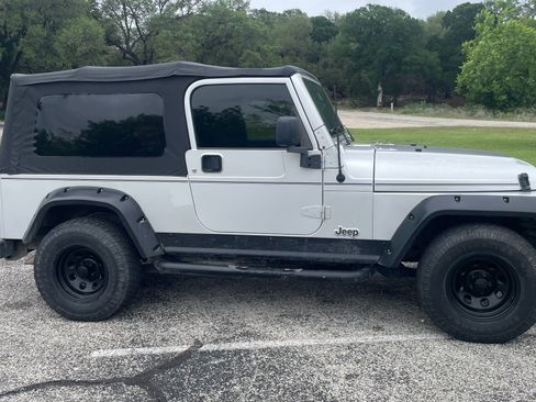 Used 2005 Jeep Wrangler Unlimited w/ Security Group AWD/4WD image 9