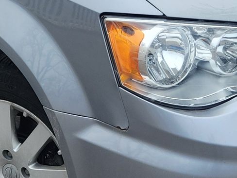 Used 2015 Chrysler Town & Country Touring w/ Driver Convenience Group image 11