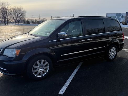 Used 2012 Chrysler Town & Country Touring-L w/ Driver Convenience Group image 5