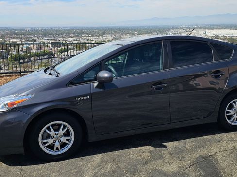 Used 2010 Toyota Prius Five image 2