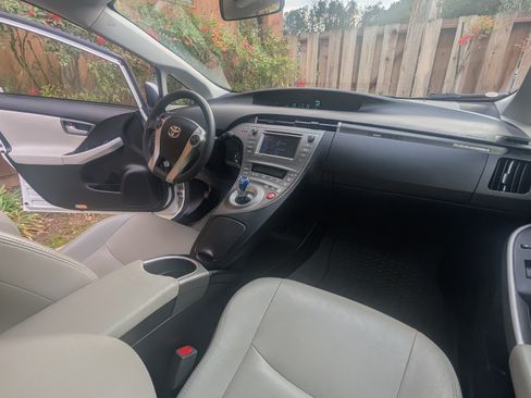 Used 2015 Toyota Prius Plug-In Hybrid image 6