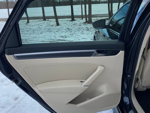 Used 2017 Volkswagen Passat 1.8T R-Line w/ R-Line Lighting Package image 25