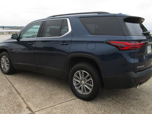 Used 2023 Chevrolet Traverse LT w/ LPO, Floor Liner Package FWD image 2